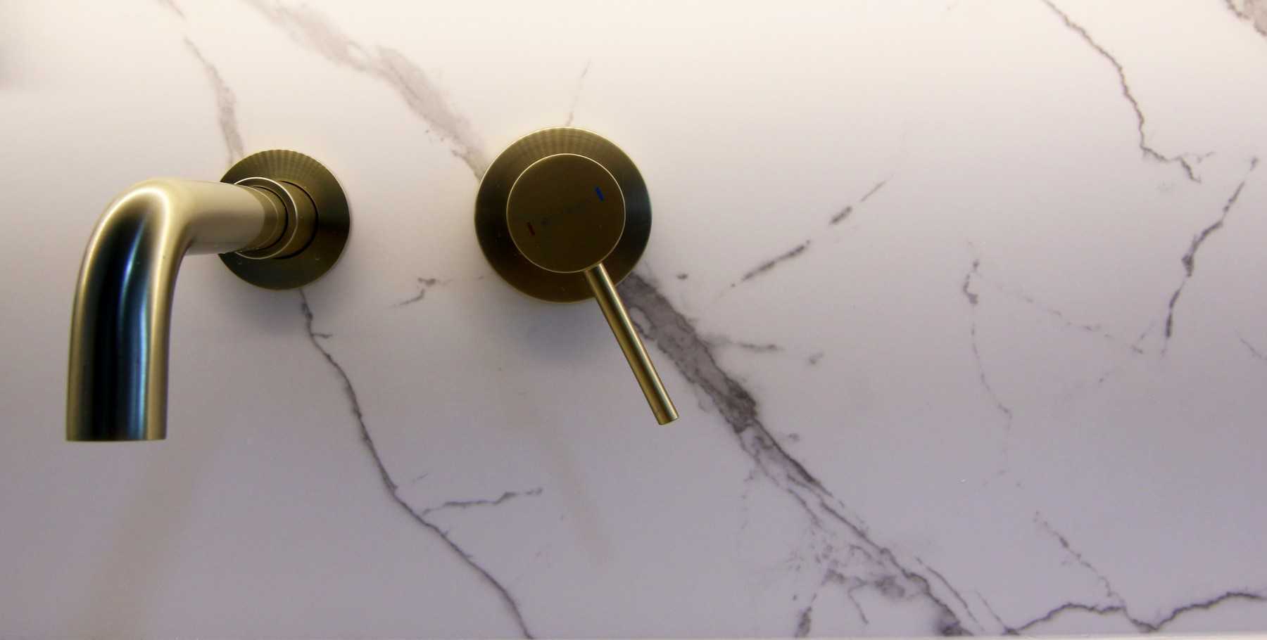 Modern Bathroom with Homogeneous Tiles and Bathroom Tap