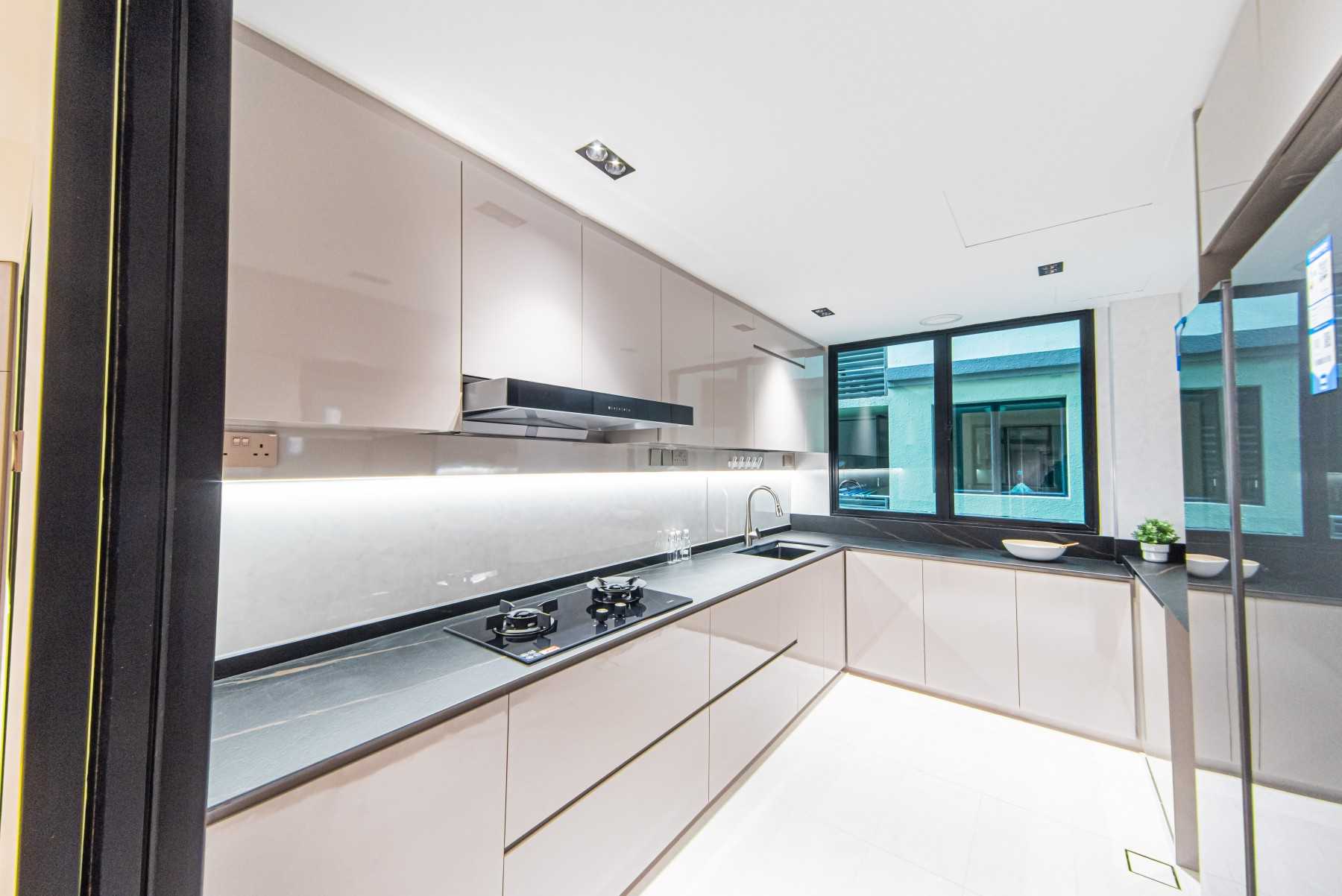 Modern Kitchen with Countertop and Homogeneous Tiles