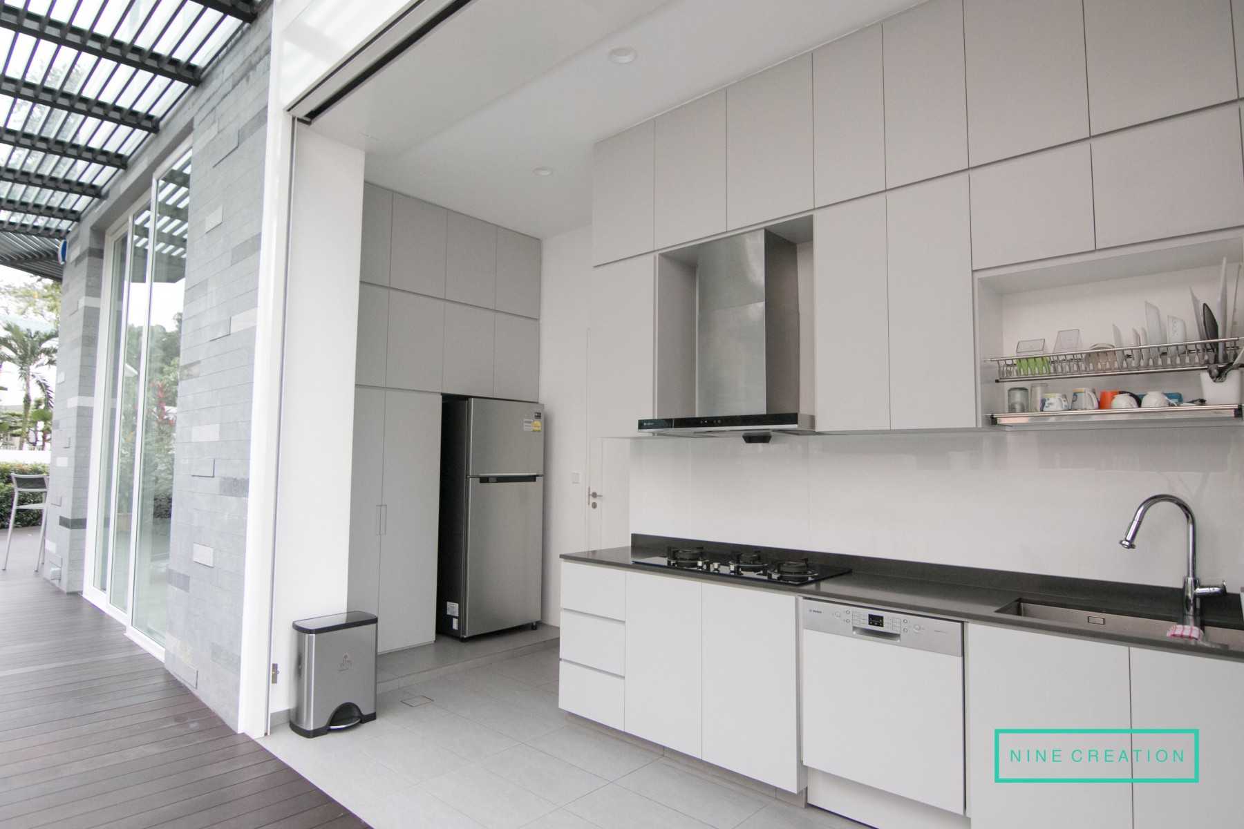 Contemporary Kitchen with Kitchen Island and Cupboard