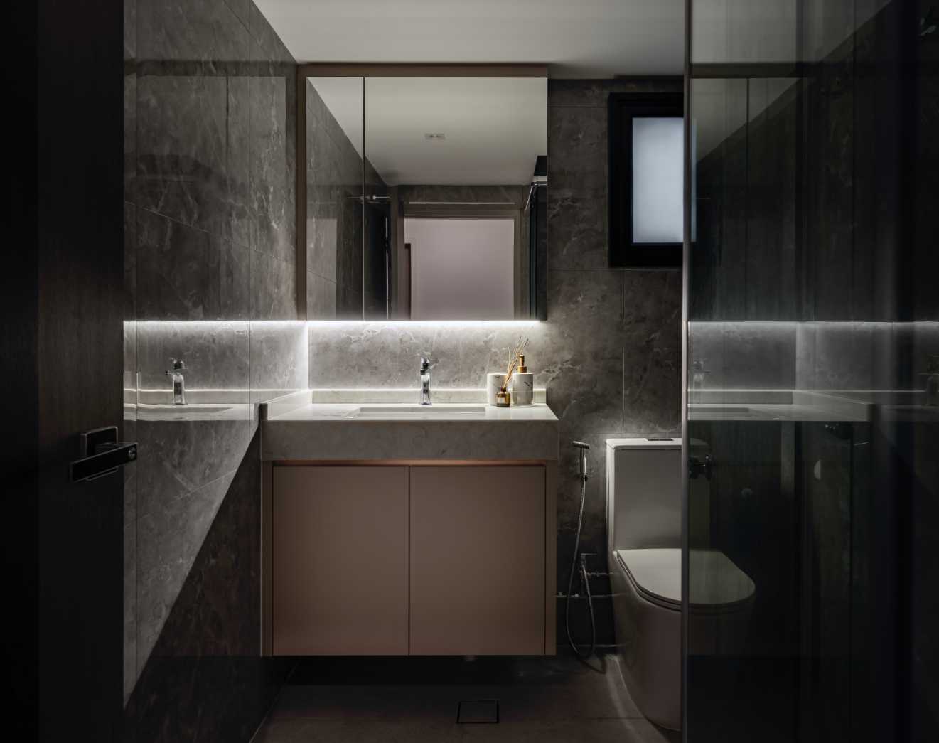 Modern Bathroom with Mirror and Flooring