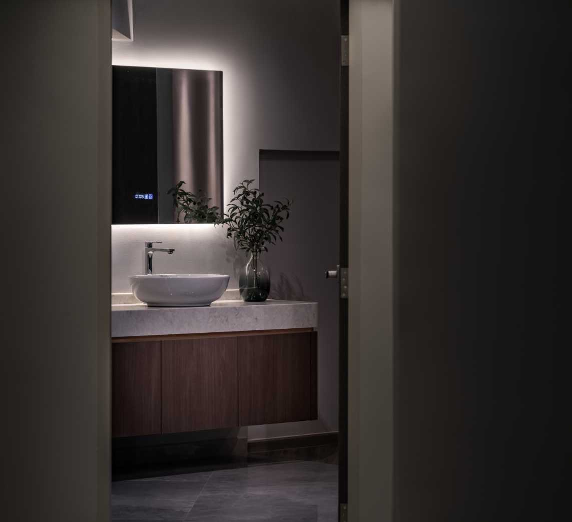 Modern Bathroom with Mirror and Bathroom Sinks