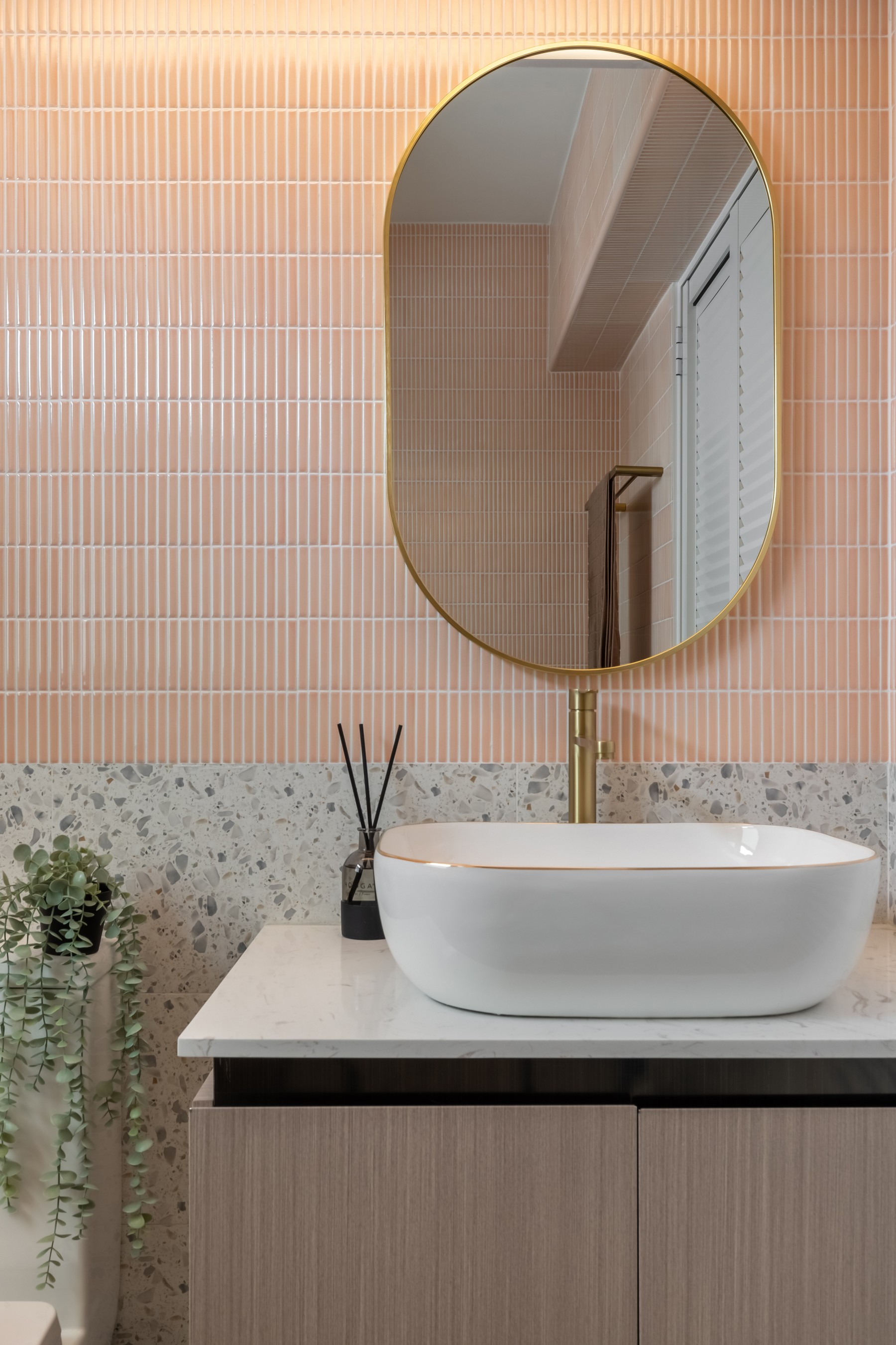 Contemporary Bathroom with Homogeneous Tiles and Mirror
