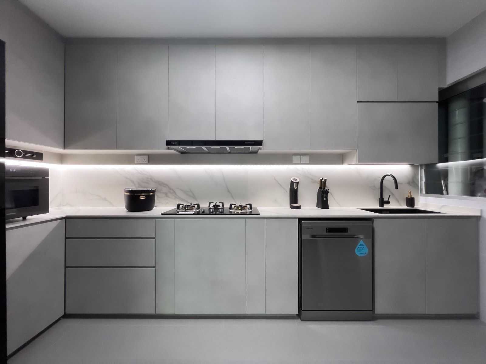 Modern Kitchen with Homogeneous Tiles and Kitchen Window