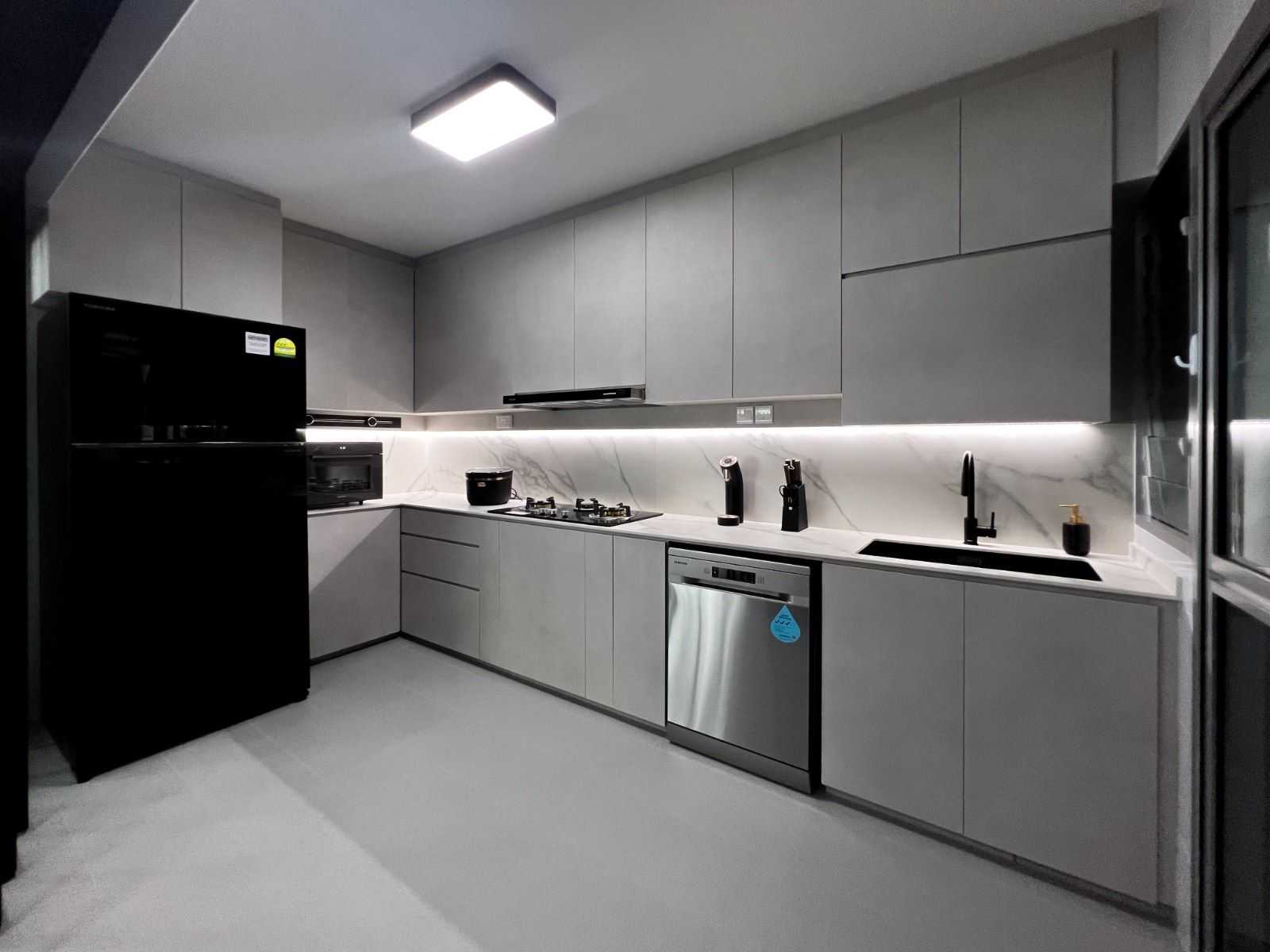 Modern Kitchen with Homogeneous Tiles and Kitchen Window