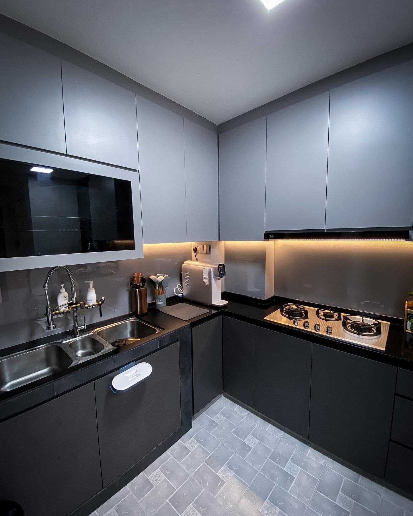 Modern Kitchen with Countertop and Homogeneous Tiles