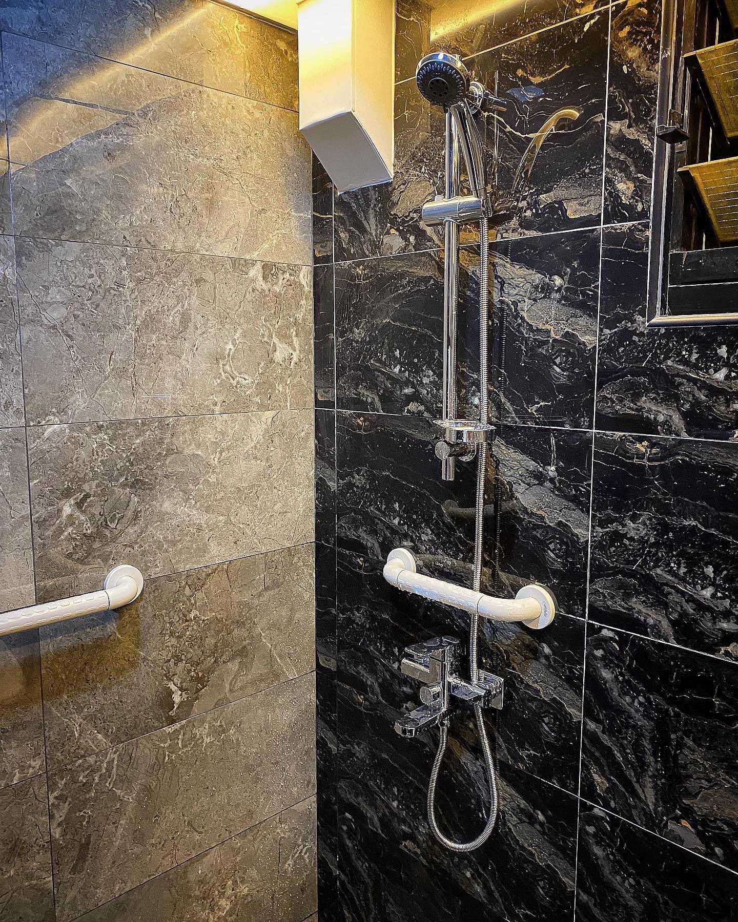 Contemporary Bathroom with Homogeneous Tiles and Bathroom Accessories