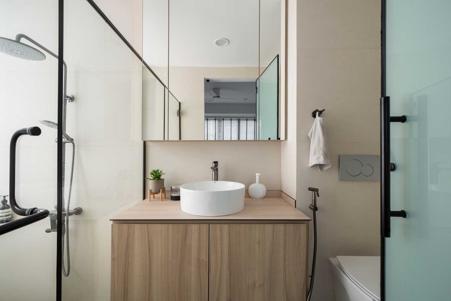 Modern Bathroom with Mirror and Bathroom Storage