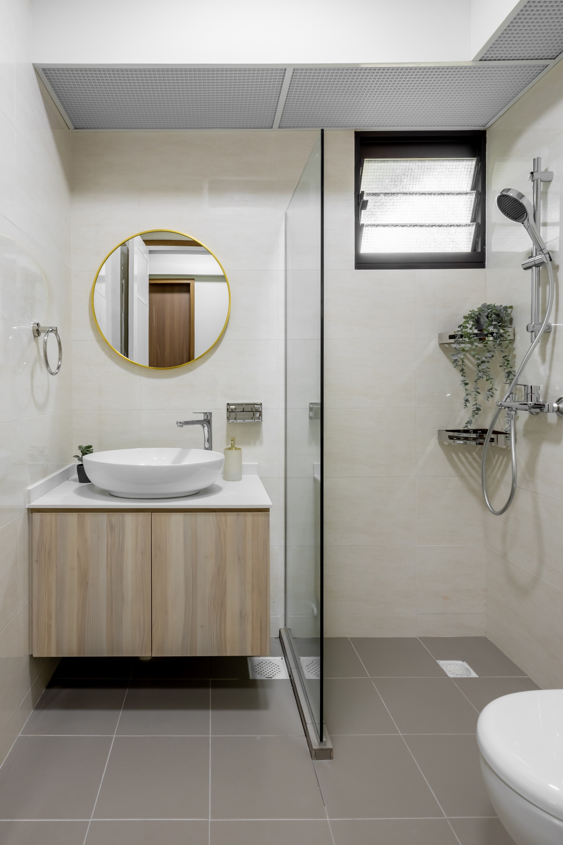 Minimalist Bathroom with Countertop and Homogeneous Tiles
