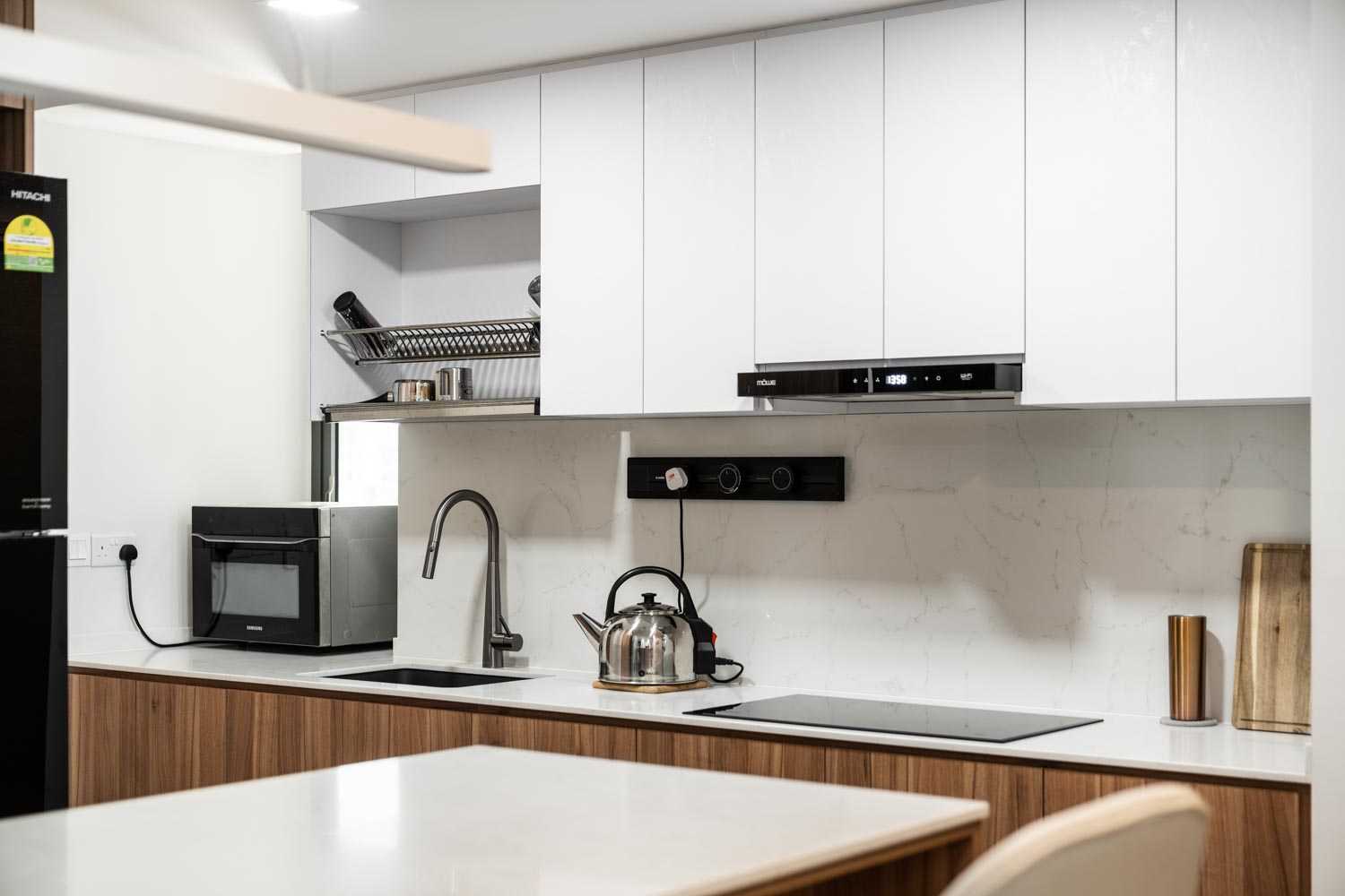 Modern Kitchen with Open Kitchen and Kitchen Backsplash