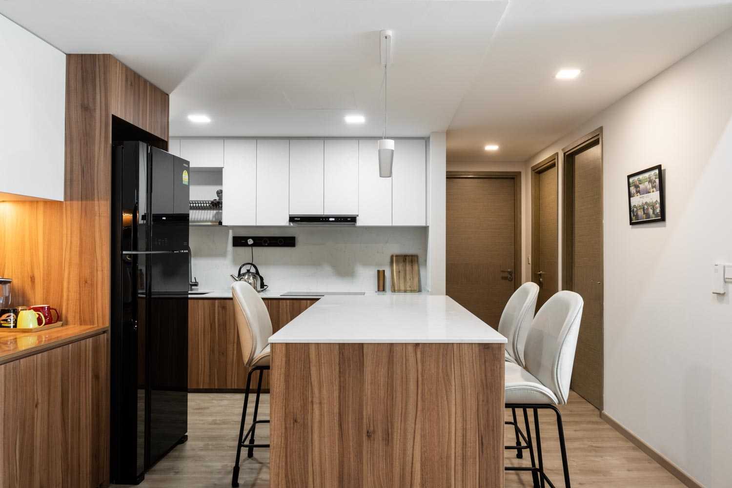 Modern Kitchen with Open Kitchen and Kitchen Backsplash