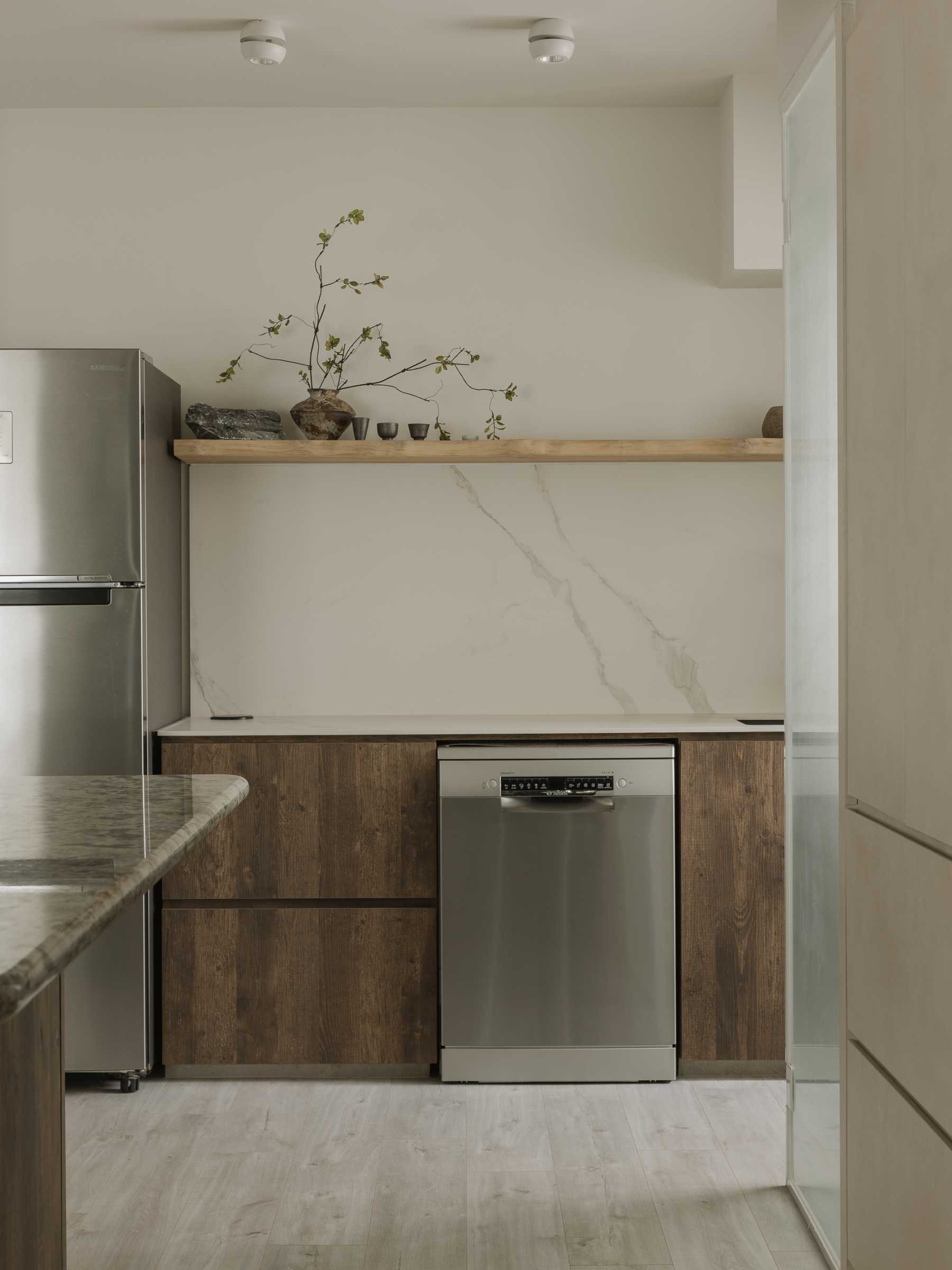 Minimalist Kitchen with Kitchen Island and Open Kitchen