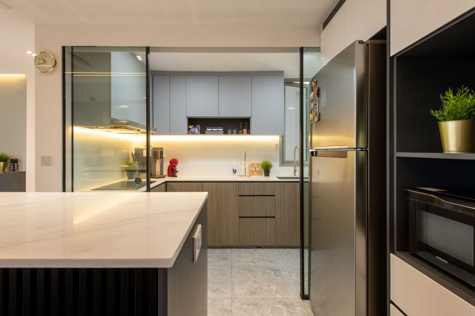 Modern Kitchen with Countertop and Homogeneous Tiles