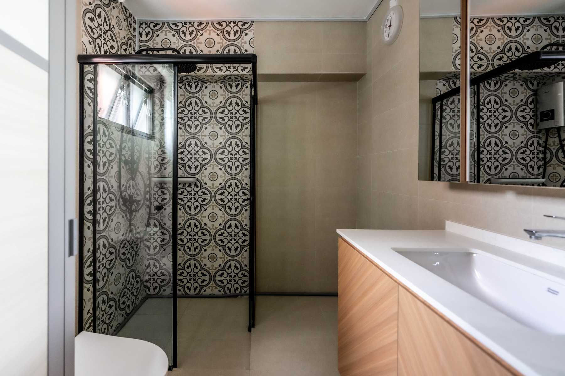 Scandinavian Bathroom with Countertop and Homogeneous Tiles