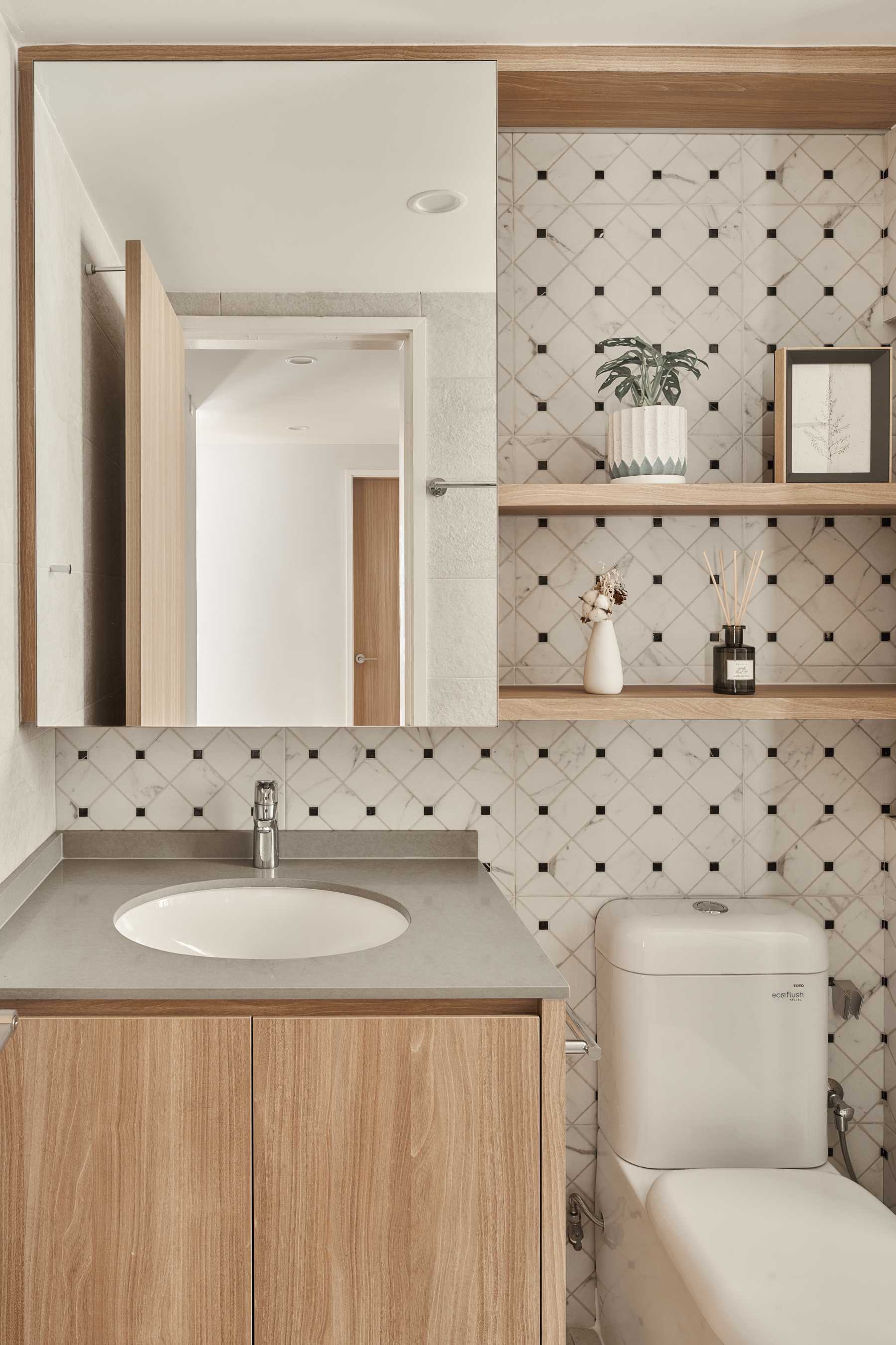 Modern Bathroom with Mirror and Bathroom Storage