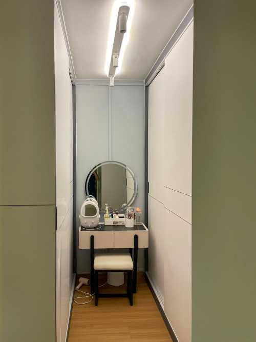 Minimalist Walk-in Wardrobe at Tampines GreenVines