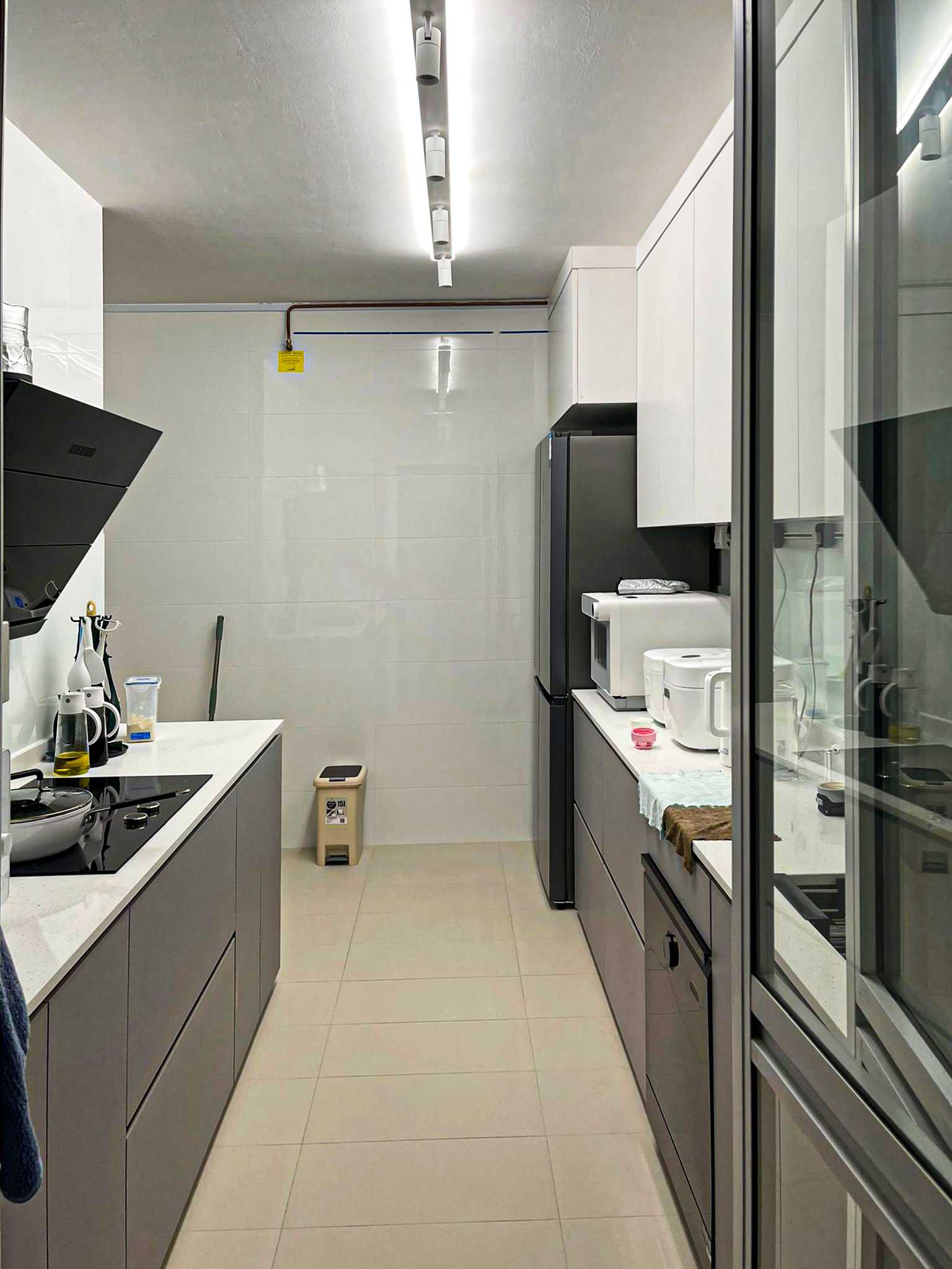Minimalist Kitchen with Homogeneous Tiles and Kitchen Accessories