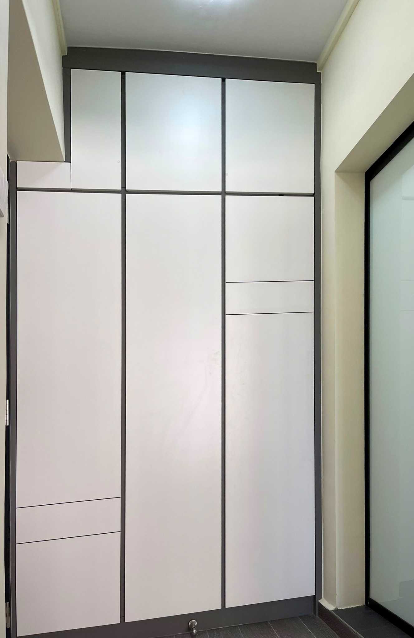 Modern Bedroom with Vinyl Flooring and Wardrobe