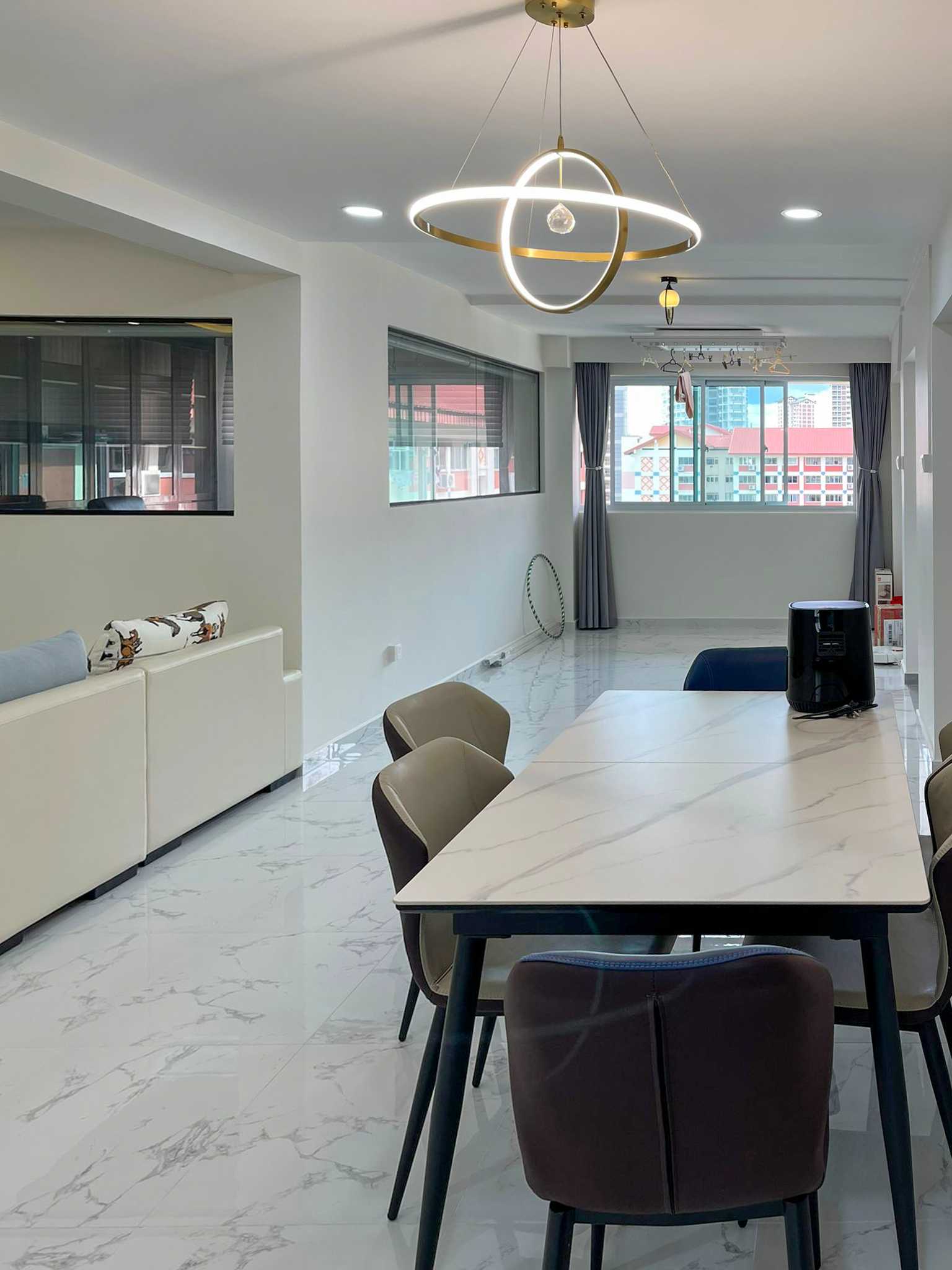 Modern Dining Room with Dining Table and Dining Chairs