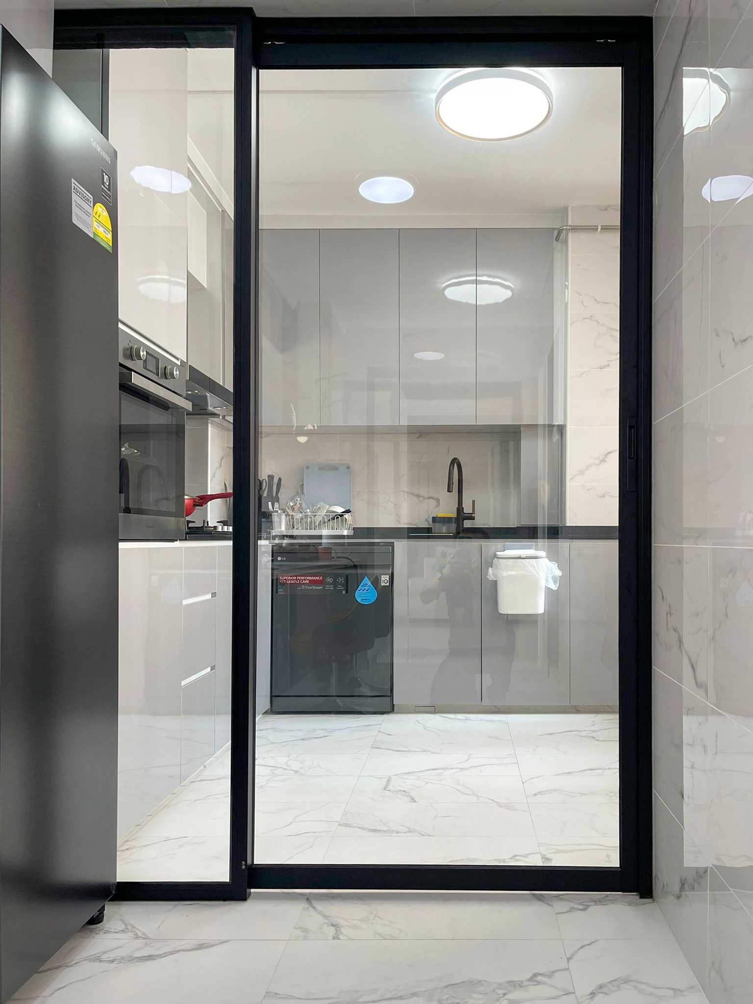 Modern Kitchen with Glass Door and Kitchen Cabinets