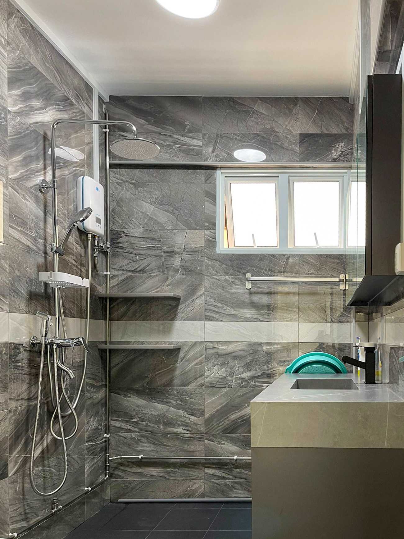 Modern Bathroom with Countertop and Marble Floor