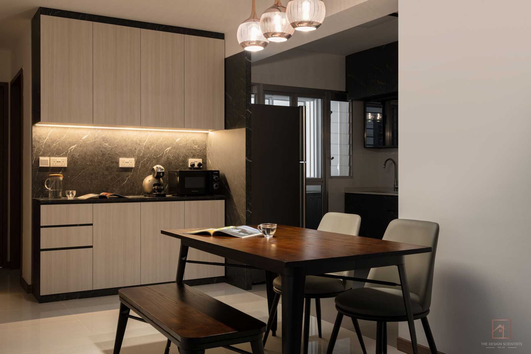 Contemporary Dining Room with Dining Table and Dining Chairs