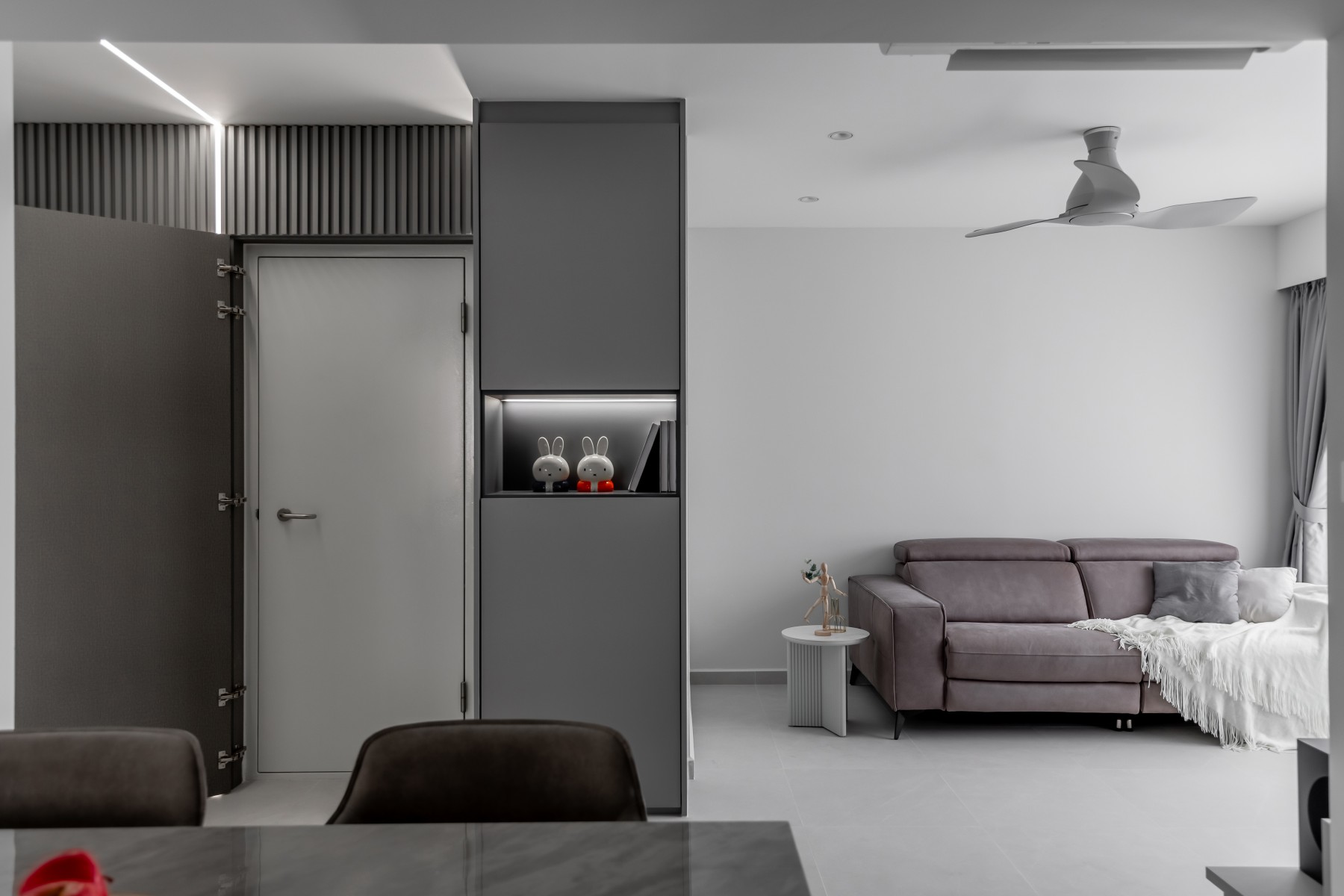 Minimalist Living Room with Homogeneous Tiles and Feature Wall