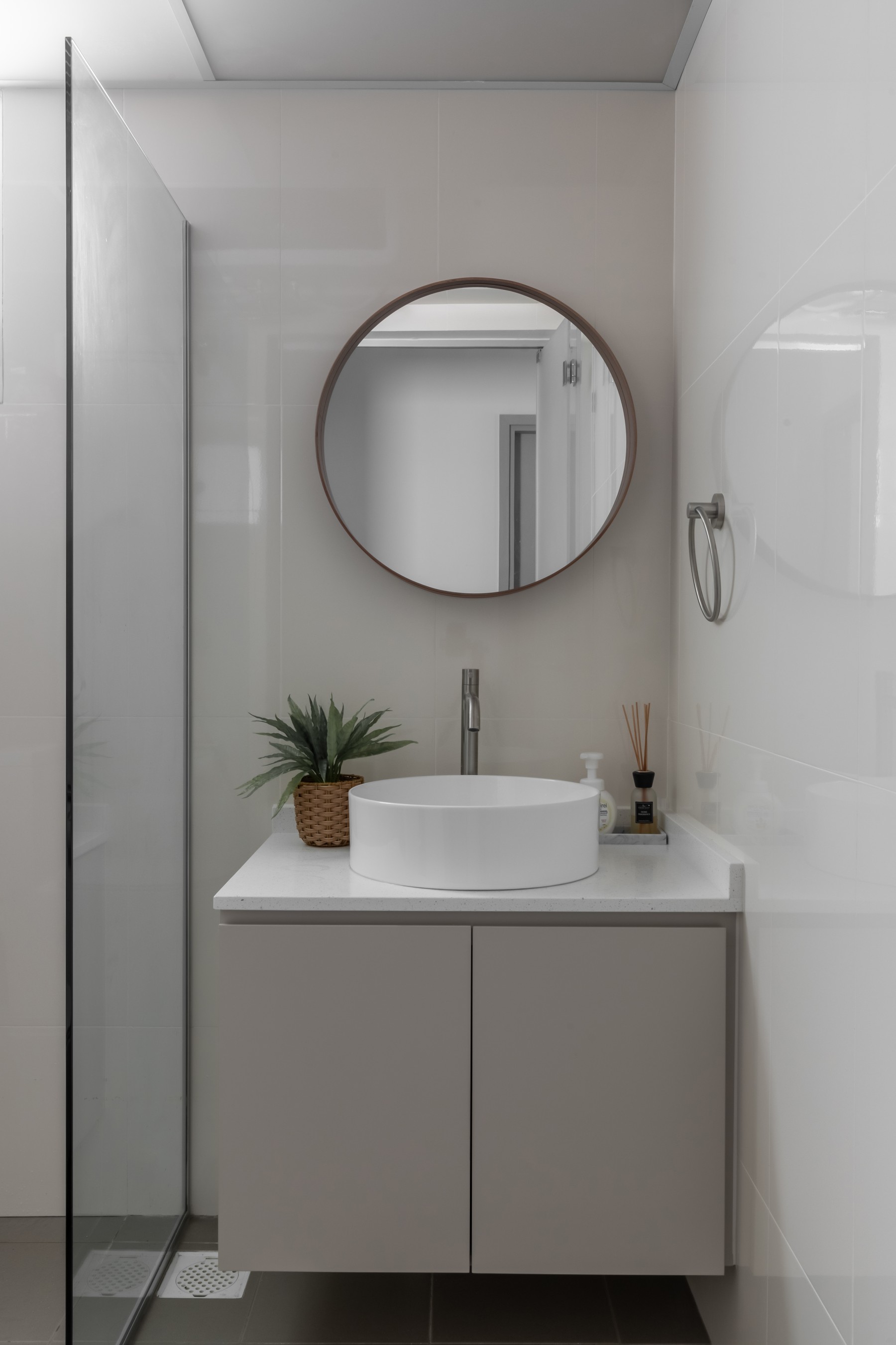 Minimalist Bathroom with Homogeneous Tiles and Mirror