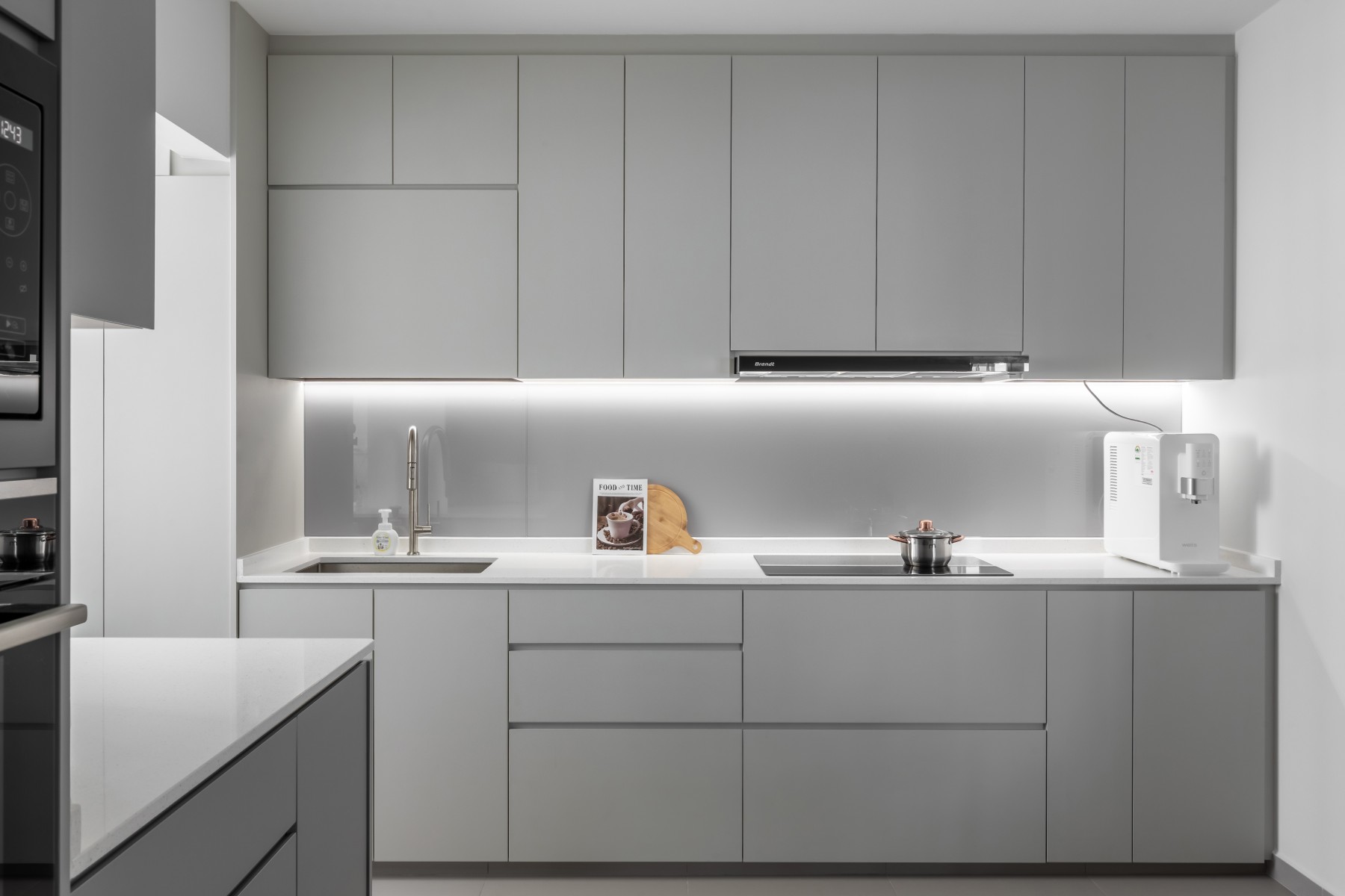 Minimalist Kitchen with Countertop and Homogeneous Tiles