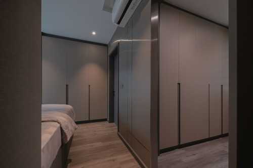 Modern Walk-in Wardrobe at Resale 4 Bedroom Condo @ The Topiary