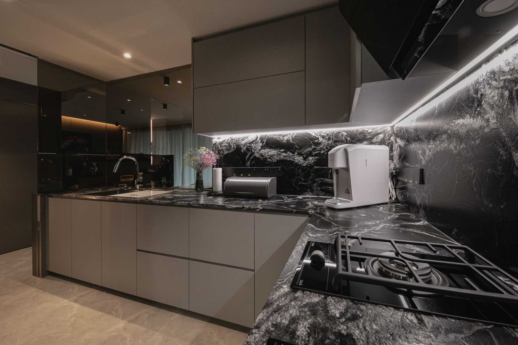 Modern Kitchen with Kitchen Window and Kitchen Backsplash