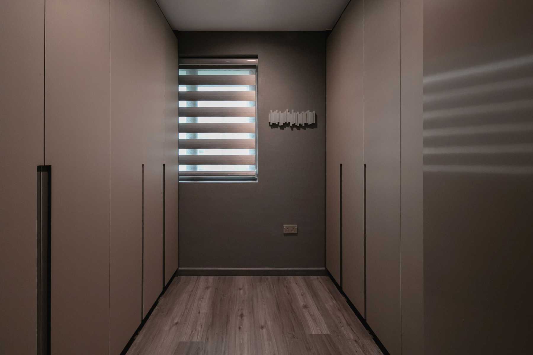Modern Walk-in Wardrobe with Mirror and Wardrobe