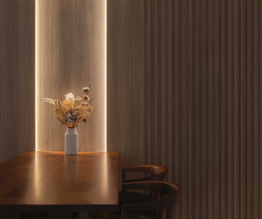Contemporary Dining Room with Dining Table and Dining Chairs
