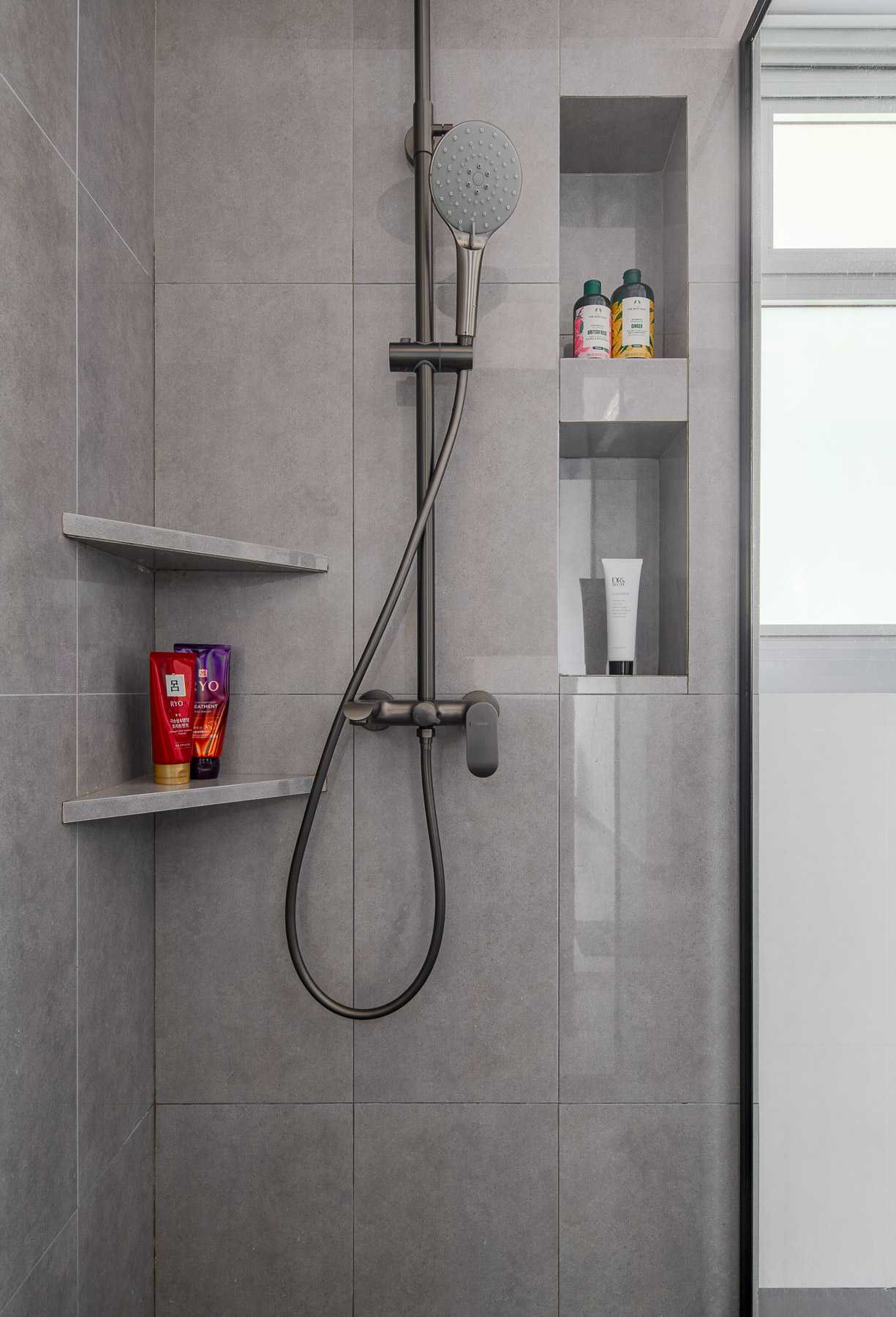 Contemporary Bathroom with Countertop and Homogeneous Tiles