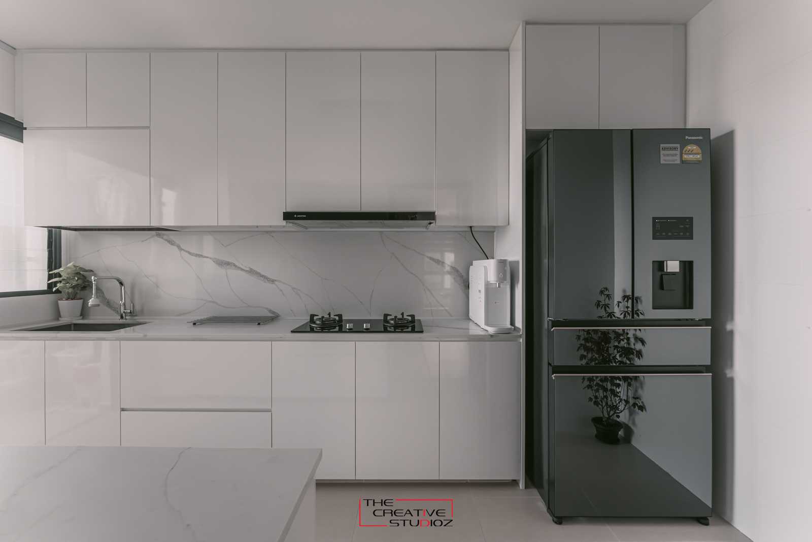 Modern Kitchen with Countertop and Kitchen Backsplash