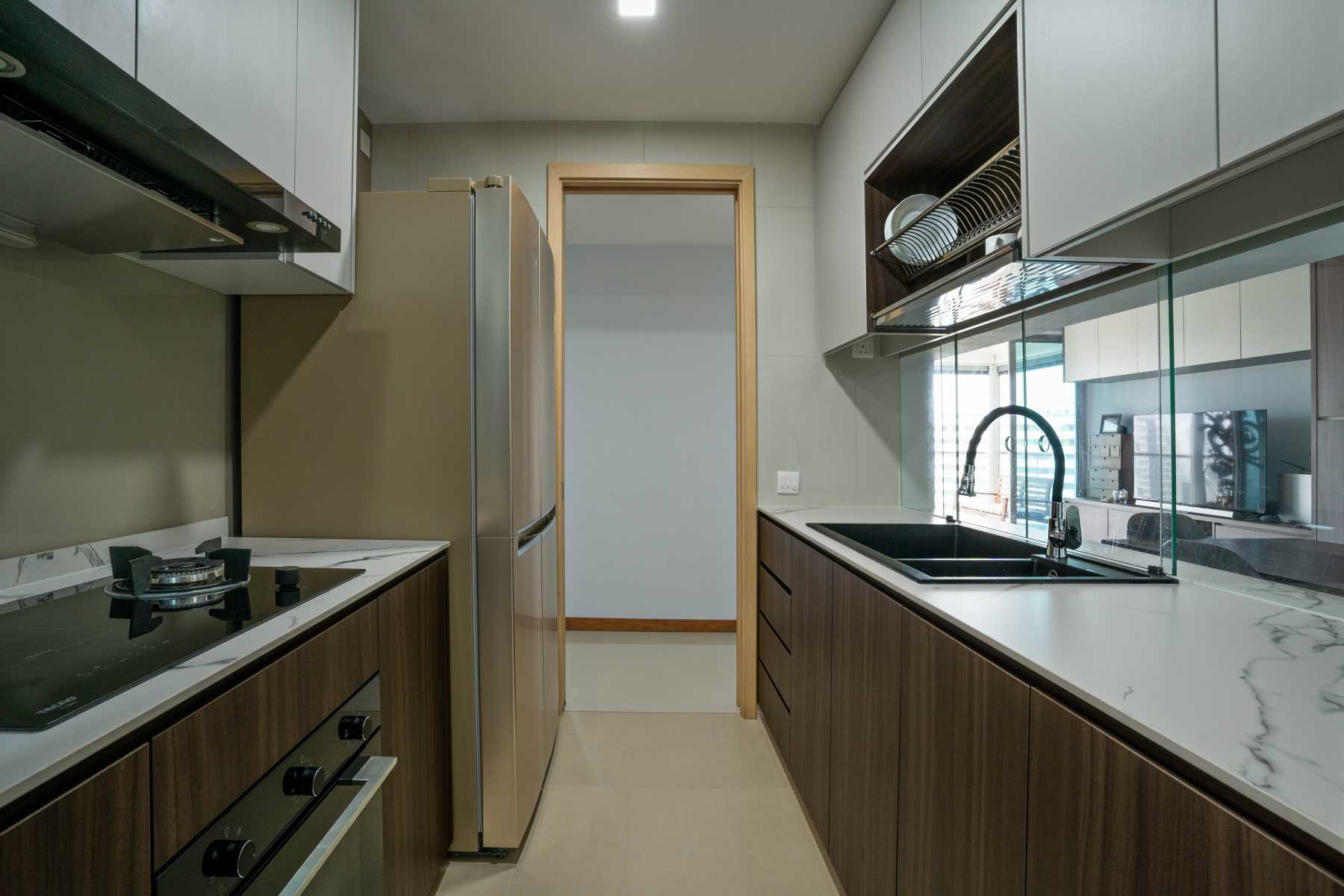 Contemporary Kitchen with Vinyl Flooring and Homogeneous Tiles