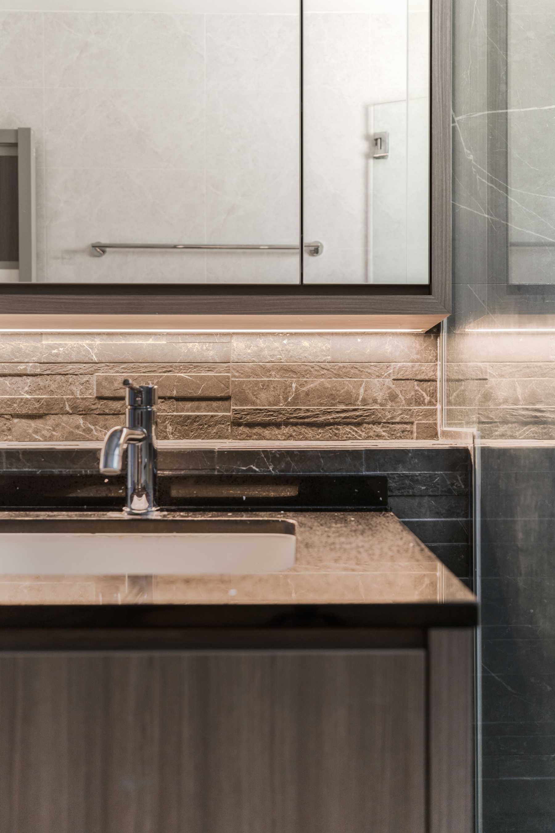 Contemporary Bathroom with Homogeneous Tiles and Cement Floor