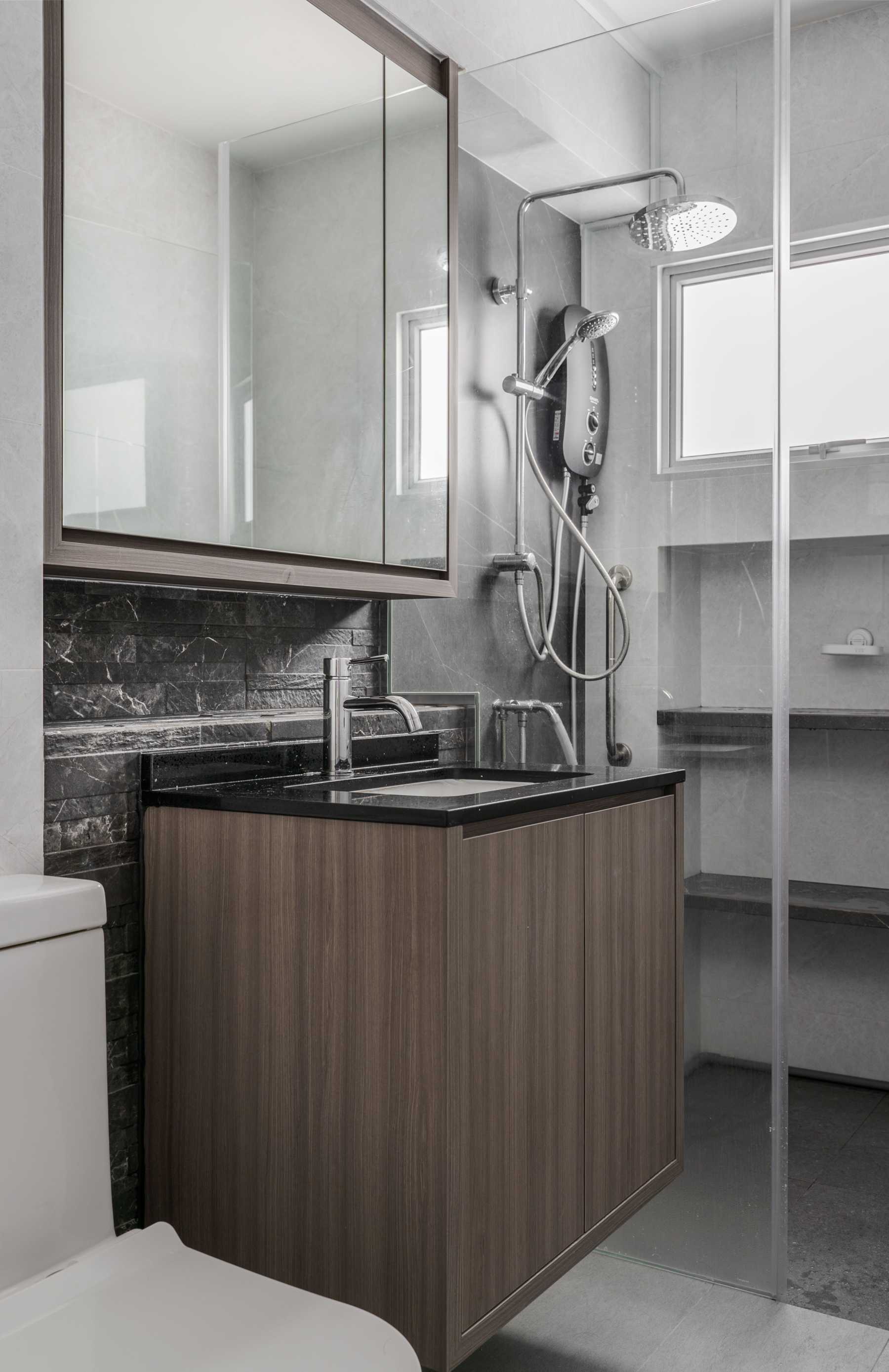 Contemporary Bathroom with Homogeneous Tiles and Granite Floor