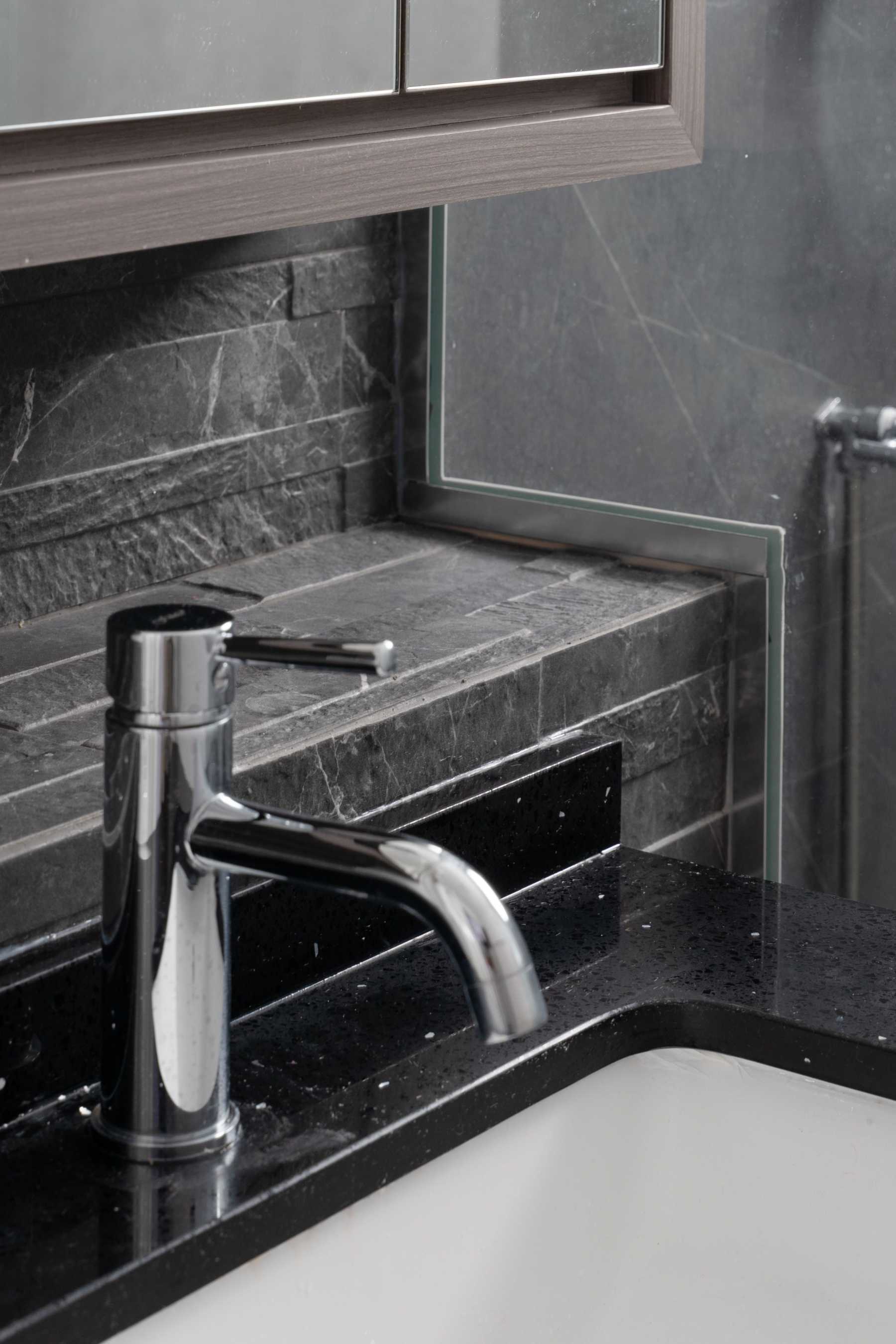 Contemporary Bathroom with Vinyl Flooring and Homogeneous Tiles