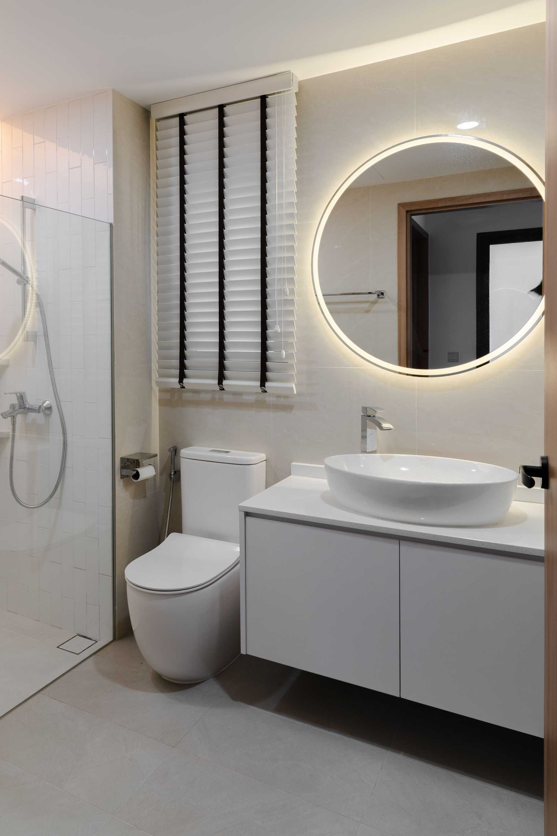 Contemporary Bathroom with Homogeneous Tiles and Cement Floor