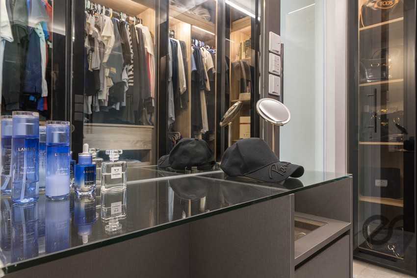 Contemporary Walk-in Wardrobe with Mirror and Wardrobe