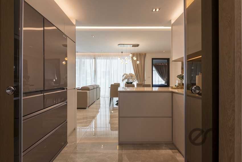 Contemporary Kitchen with Kitchen Island and Mosaic