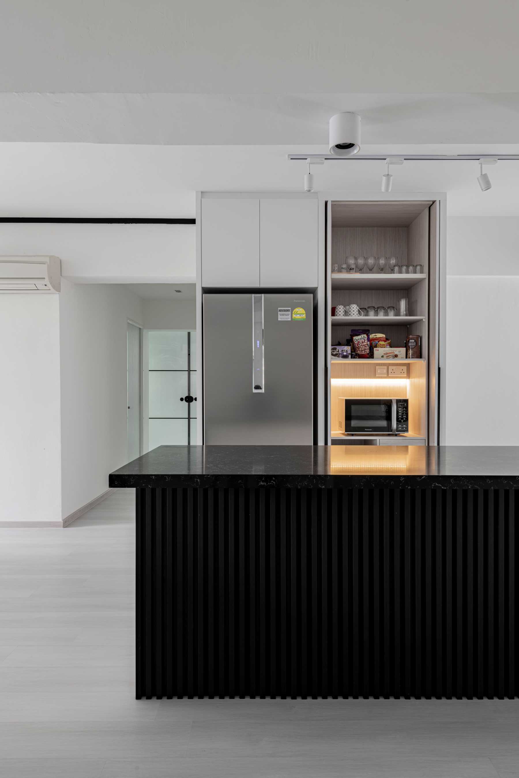 Minimalist Kitchen with Vinyl Flooring and Open Kitchen