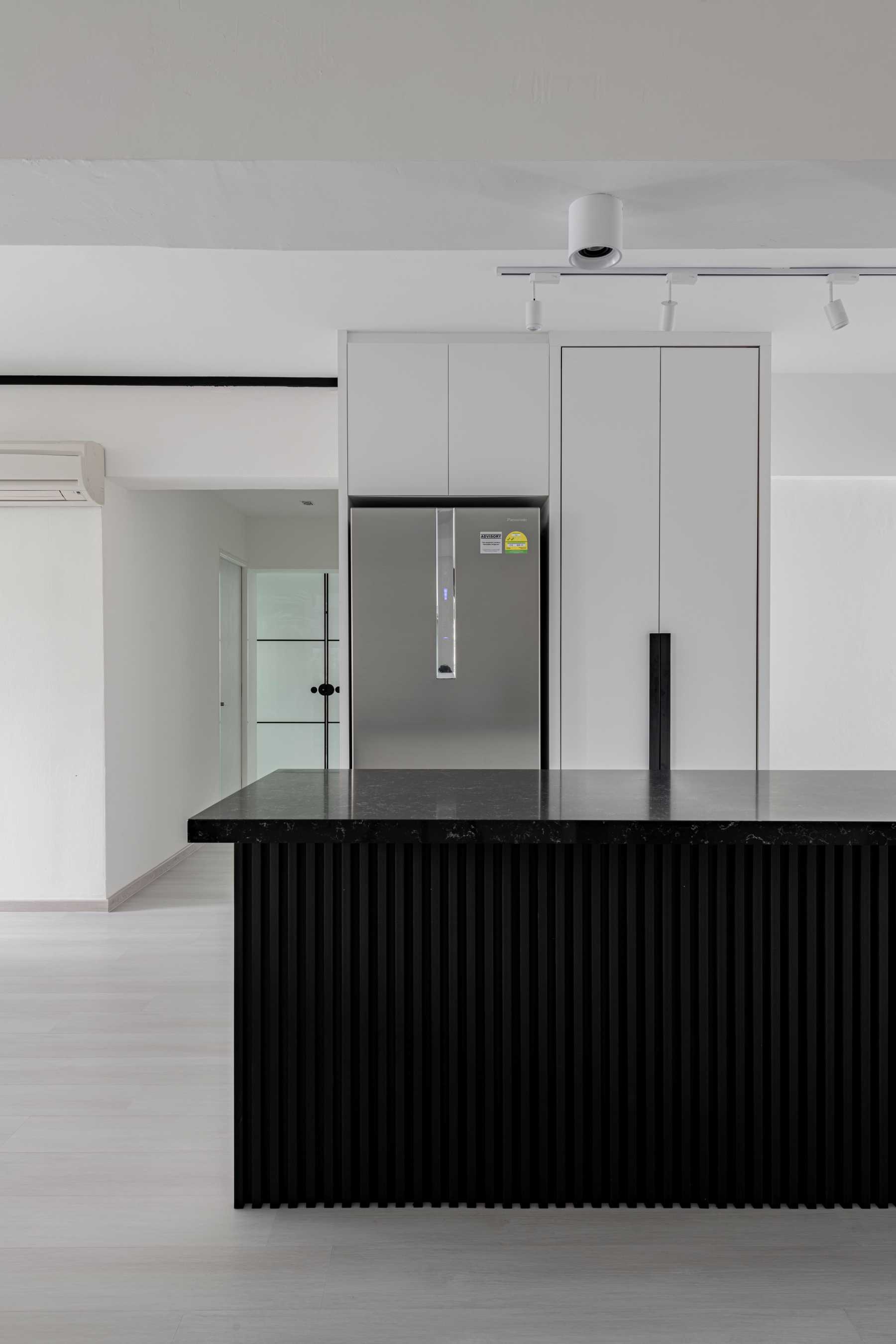 Minimalist Kitchen with Vinyl Flooring and Open Kitchen