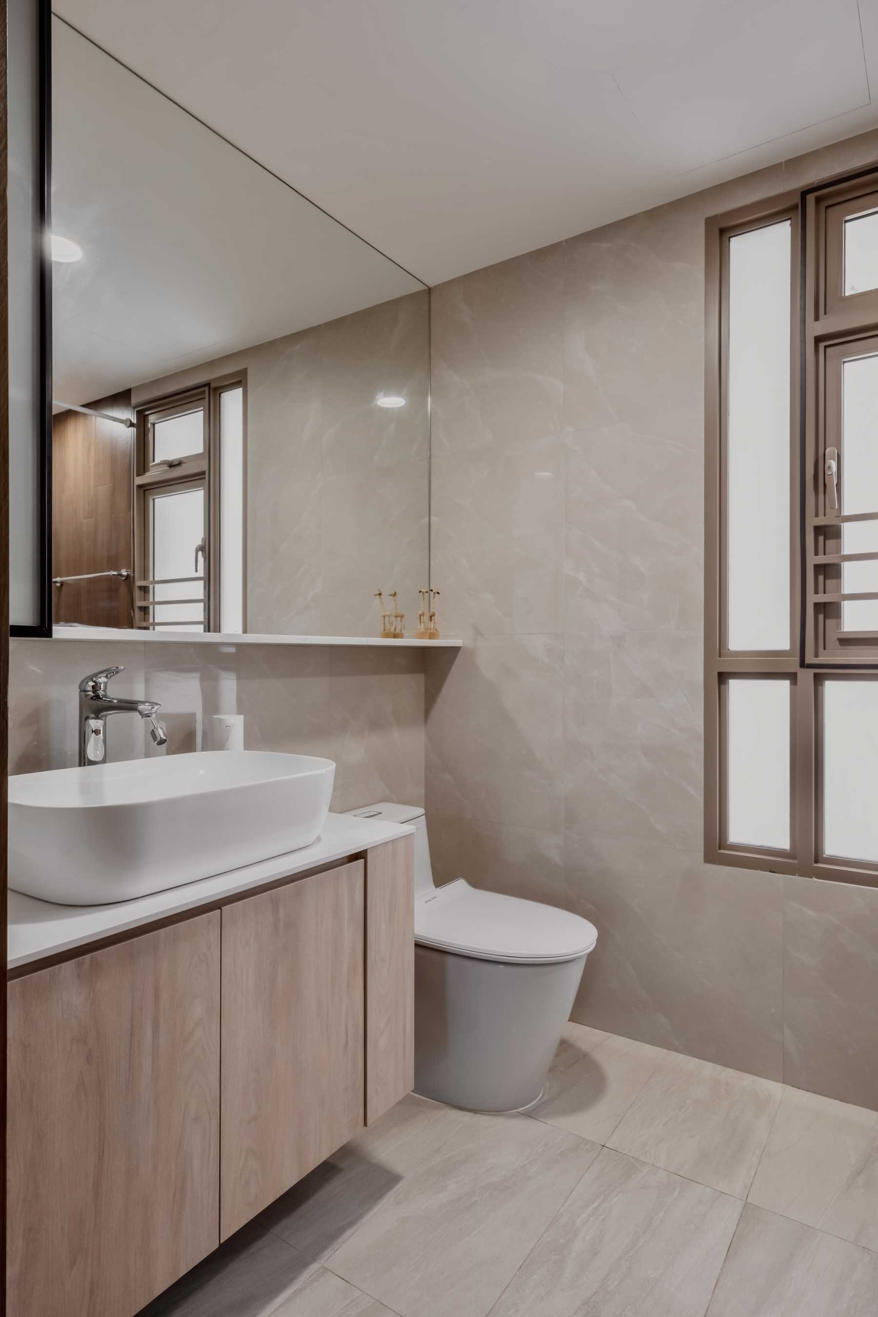 Modern Bathroom with Mirror and Showers