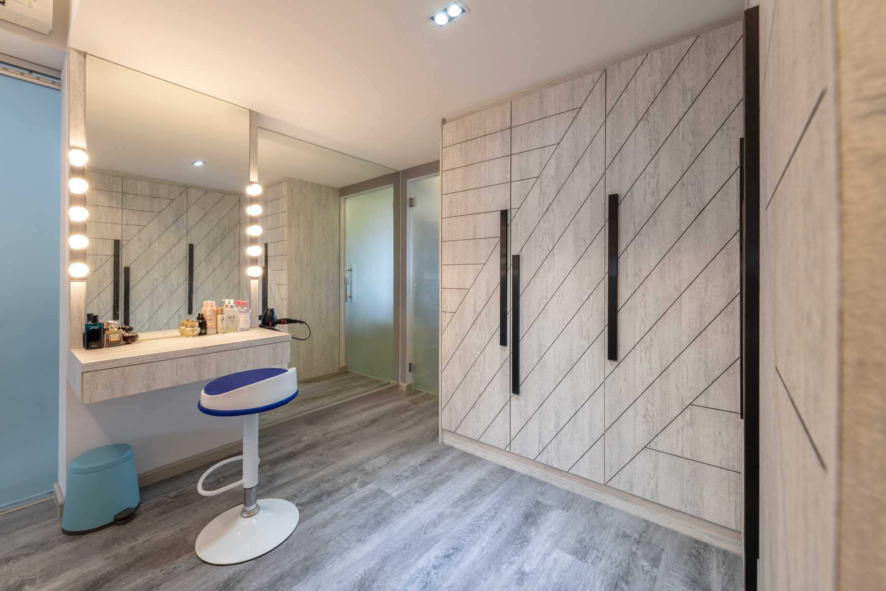 Industrial Bedroom with Vinyl Flooring and Flooring