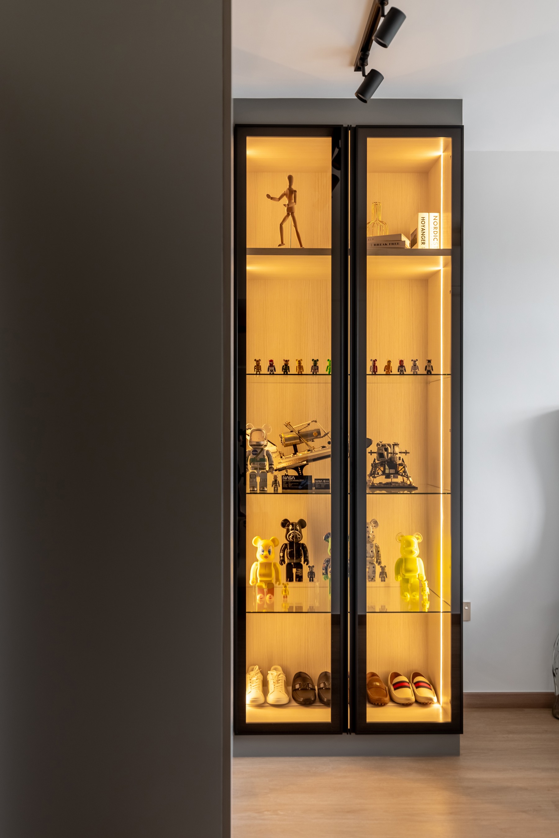Contemporary Bedroom with Vinyl Flooring and Wardrobe