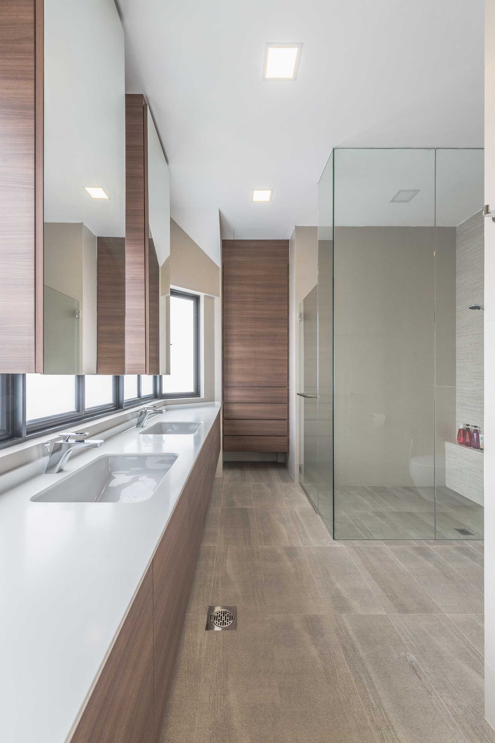 Contemporary Bathroom with Homogeneous Tiles and Mirror