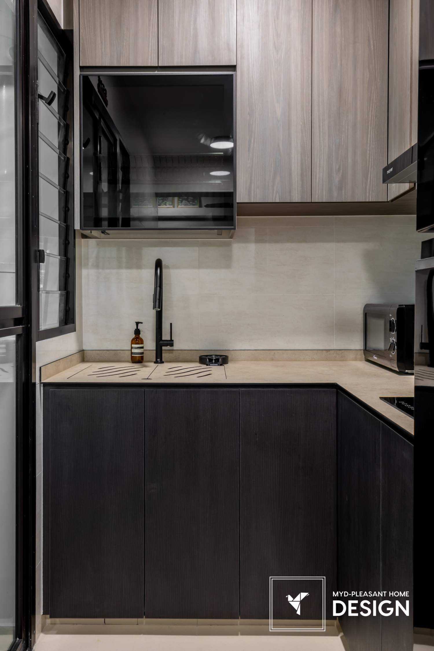 Modern Kitchen with Countertop and Homogeneous Tiles