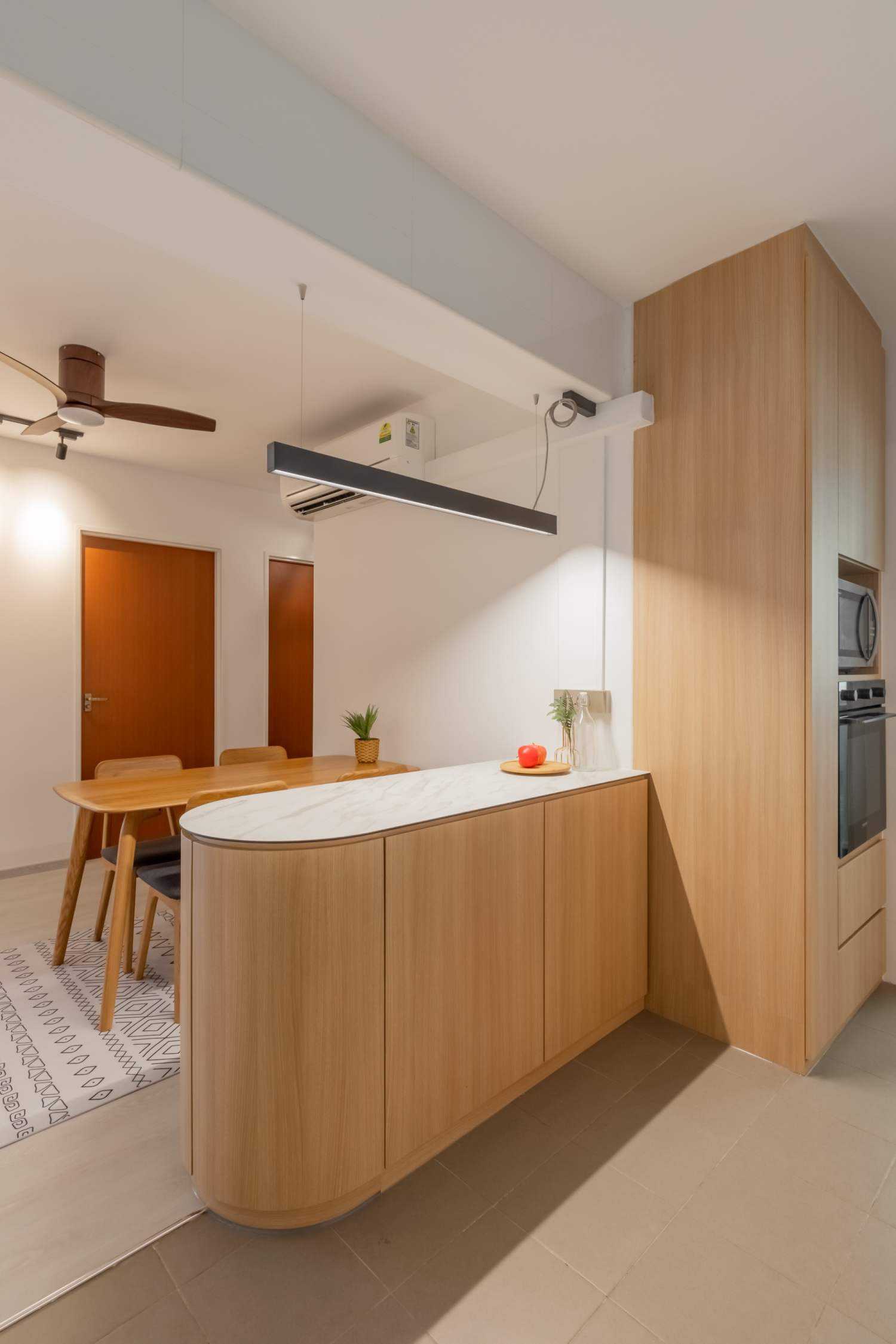 Contemporary Kitchen with Homogeneous Tiles and Open Kitchen