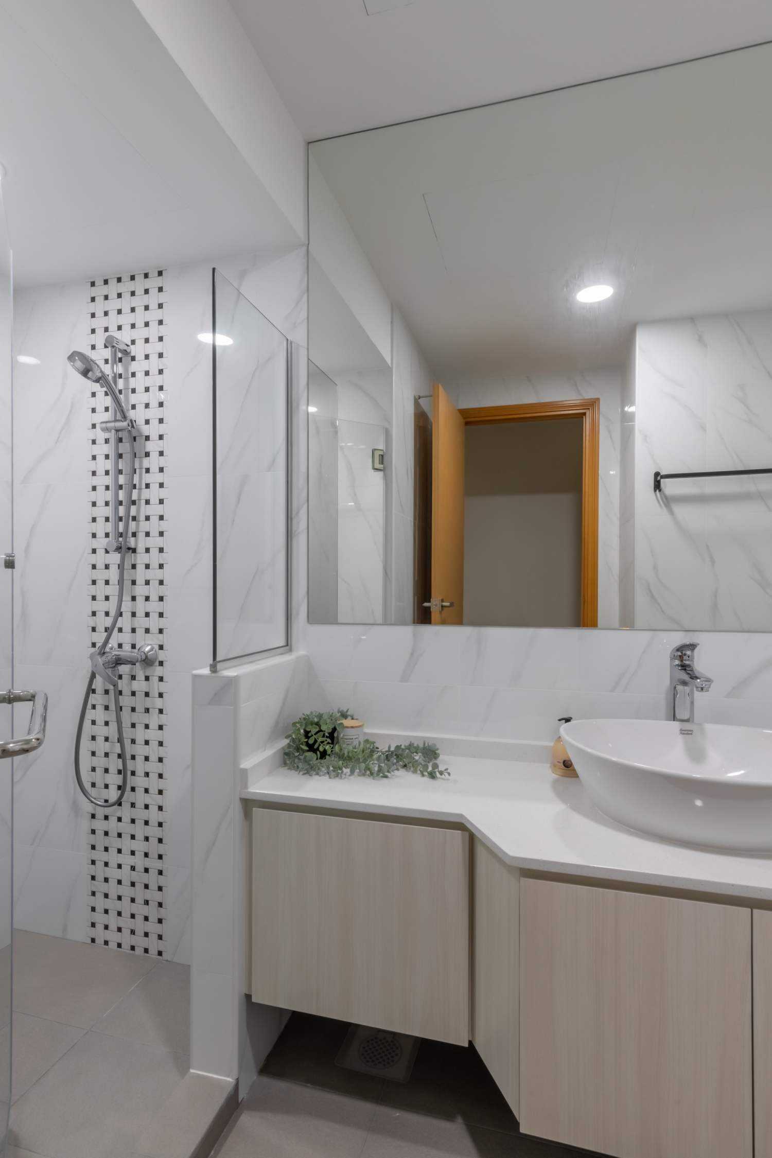 Minimalist Bathroom with Countertop and Homogeneous Tiles
